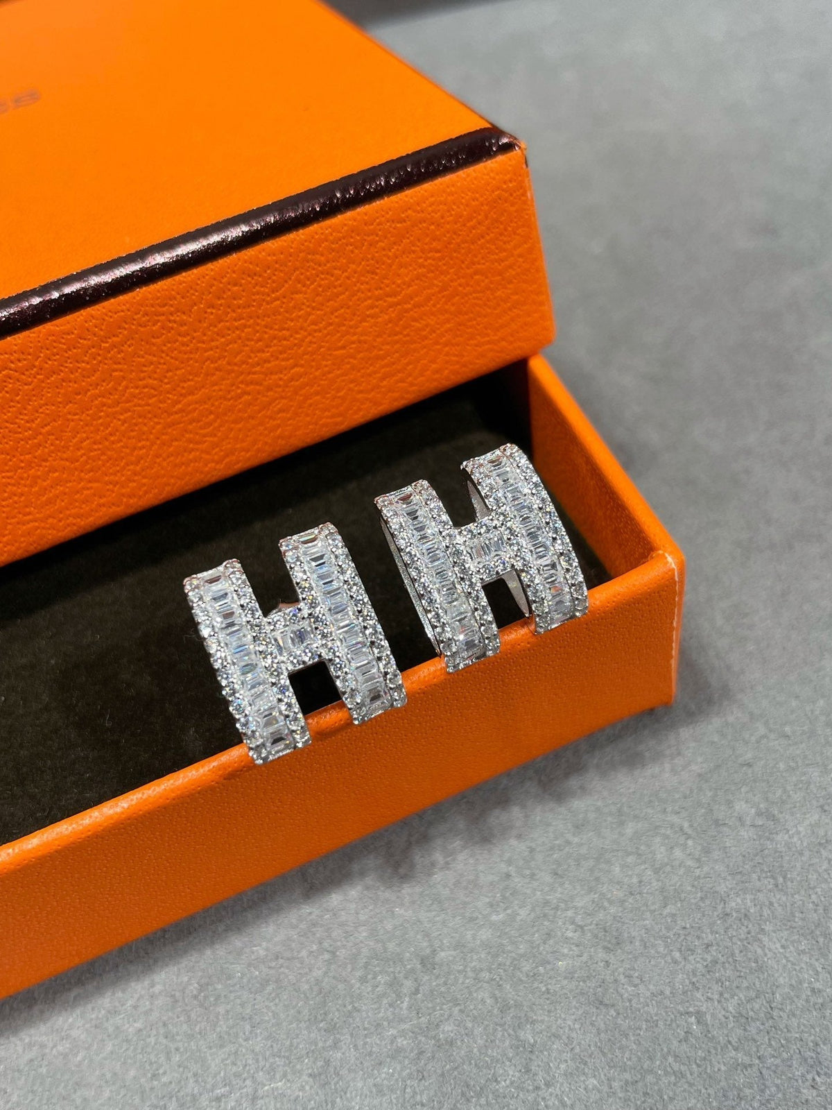 [Glow Muse]H STUD EARRINGS WITH SILVER DIAMONDS