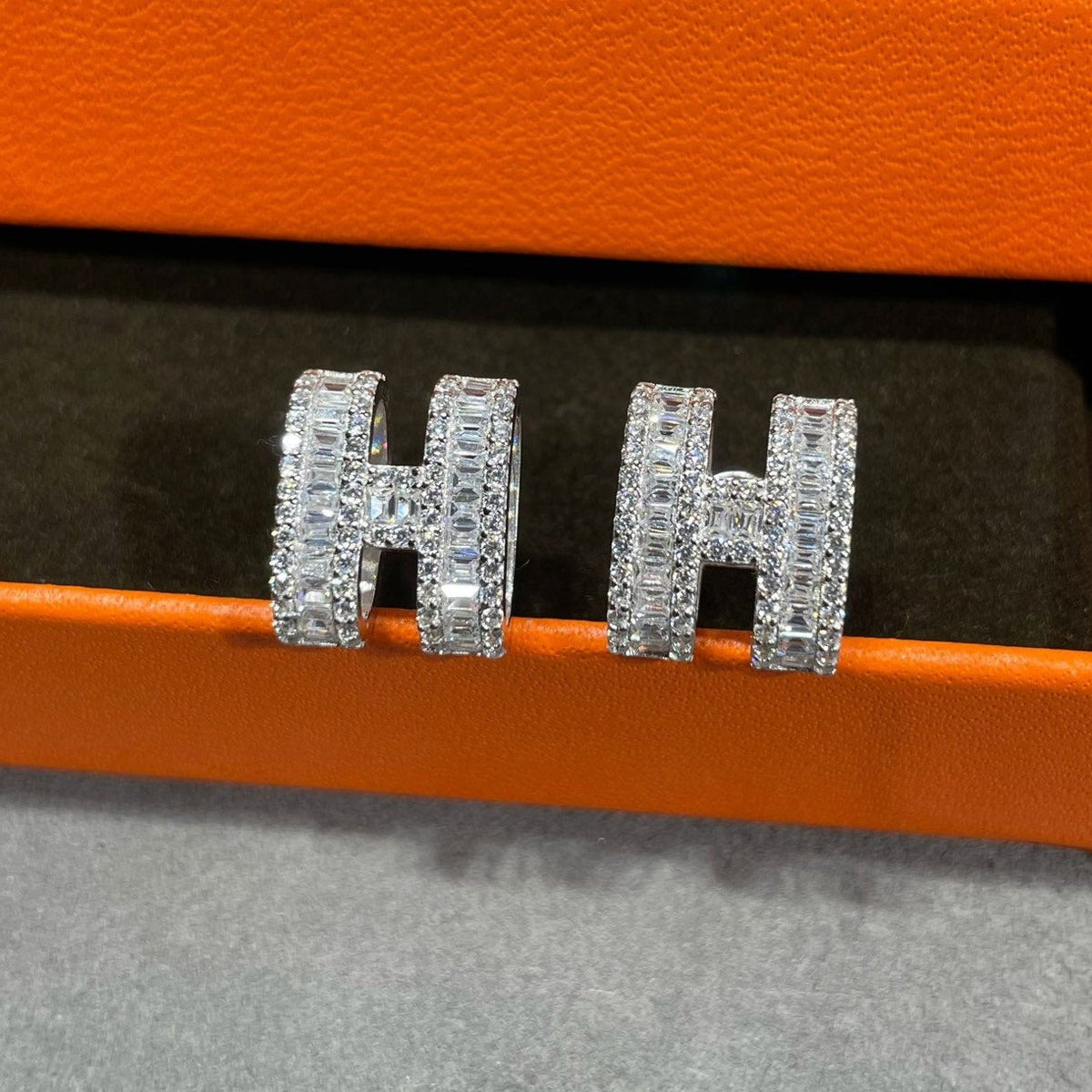 [Glow Muse]H STUD EARRINGS WITH SILVER DIAMONDS