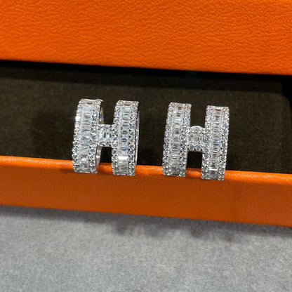 [Glow Muse]H STUD EARRINGS WITH SILVER DIAMONDS