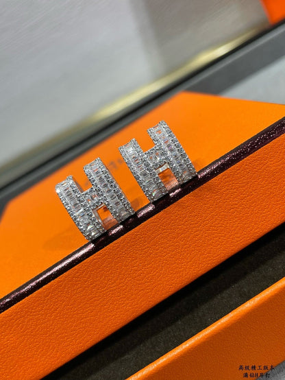 [Glow Muse]H STUD EARRINGS WITH SILVER DIAMONDS