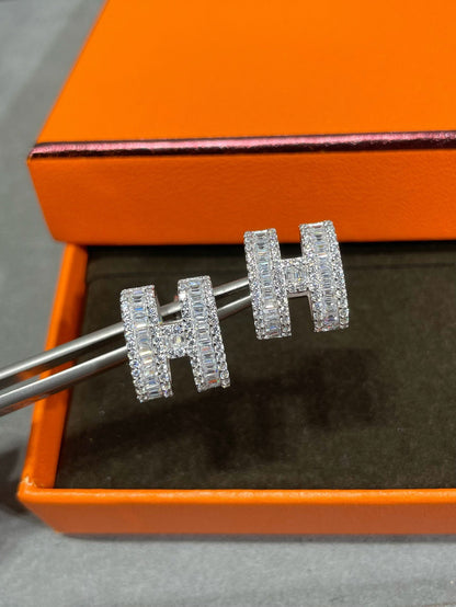 [Glow Muse]H STUD EARRINGS WITH SILVER DIAMONDS