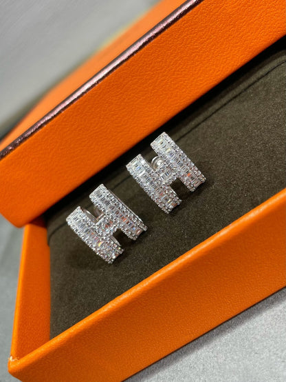 [Glow Muse]H STUD EARRINGS WITH SILVER DIAMONDS