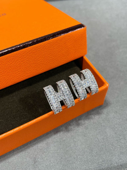 [Glow Muse]H STUD EARRINGS WITH SILVER DIAMONDS