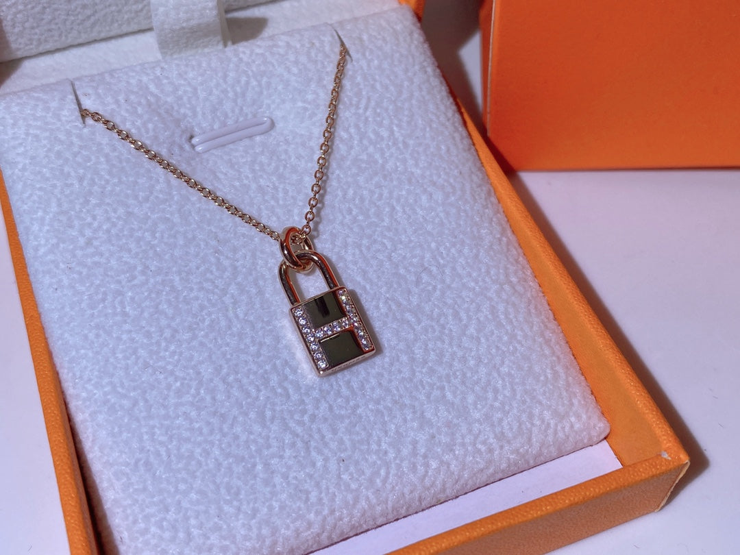 [Glow Muse]HM ADVANCED NICHE LOCK HEAD NECKLACE DIAMONDS