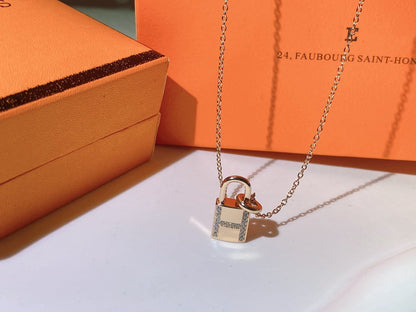 [Glow Muse]HM ADVANCED NICHE LOCK HEAD NECKLACE DIAMONDS
