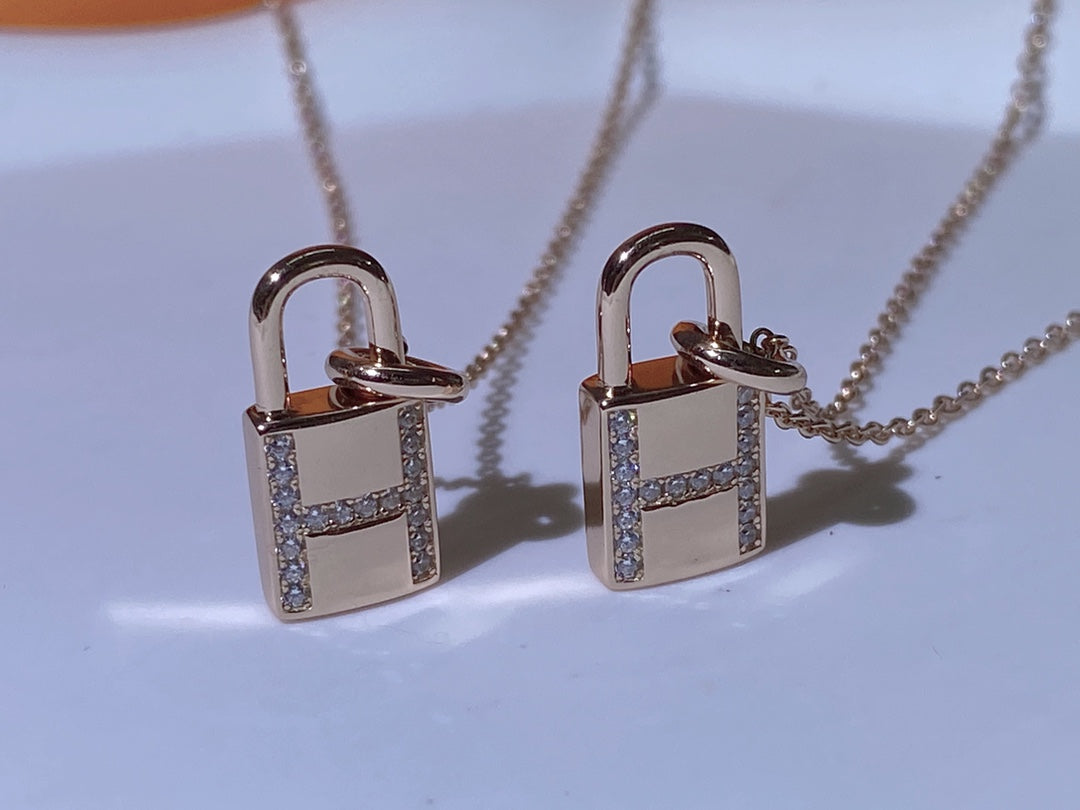 [Glow Muse]HM ADVANCED NICHE LOCK HEAD NECKLACE DIAMONDS