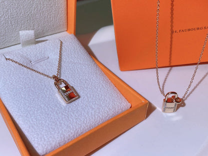 [Glow Muse]HM ADVANCED NICHE LOCK HEAD NECKLACE DIAMONDS