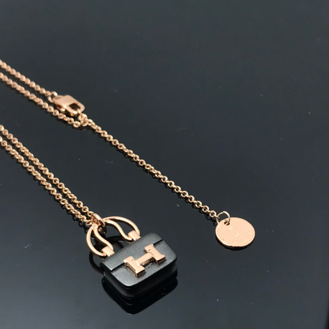 [Glow Muse]WOMEN'S HM AMULETTES CONSTANCE PENDANT NECKLACE