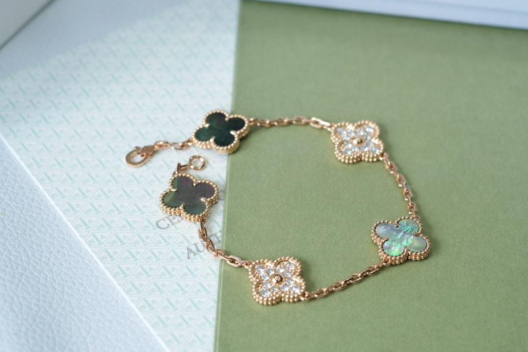 [⭐Glow Muse] CLOVER 5 MOTIF GRAY MOP BRACELET COLLECTION