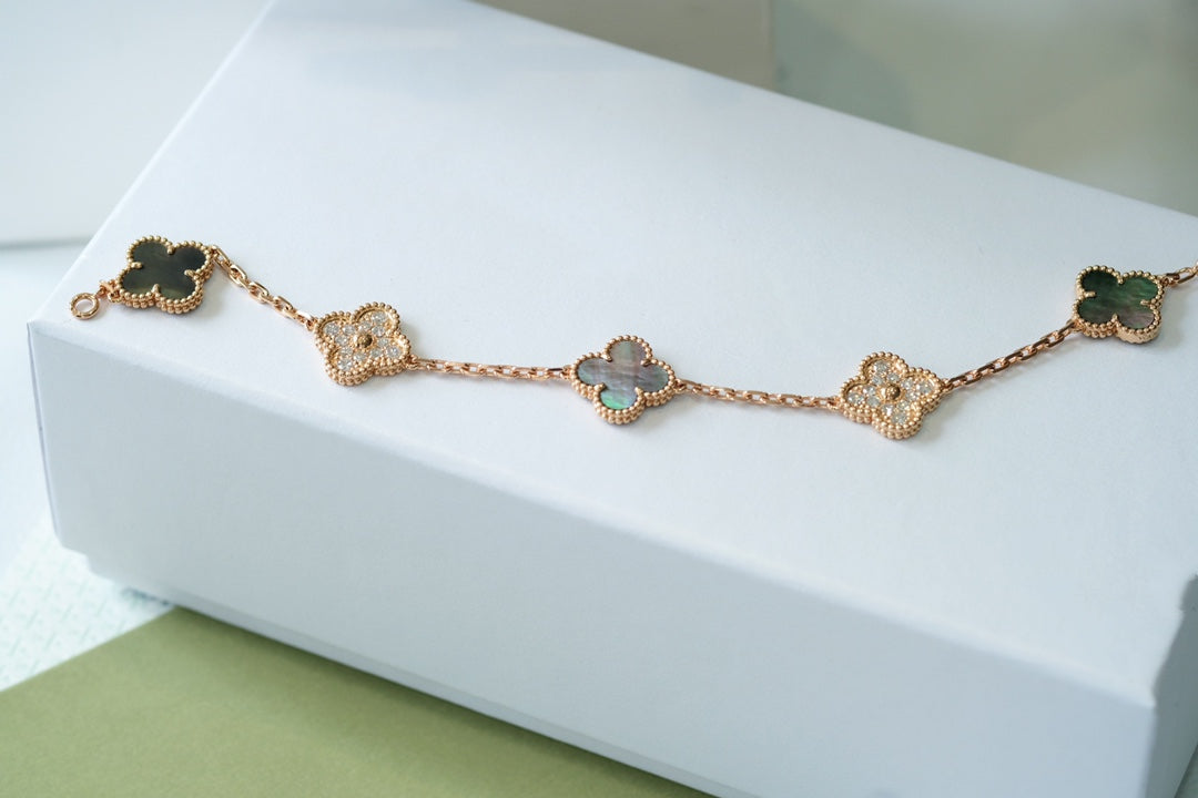 [⭐Glow Muse] CLOVER 5 MOTIF GRAY MOP BRACELET COLLECTION