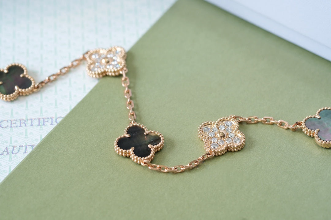 [⭐Glow Muse] CLOVER 5 MOTIF GRAY MOP BRACELET COLLECTION