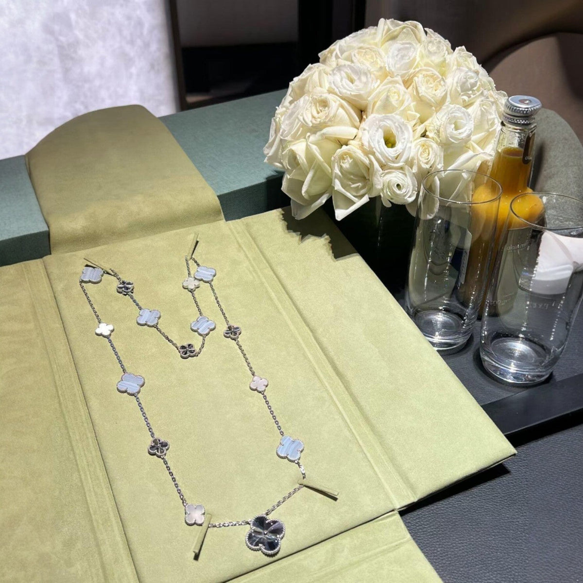 [Glow Muse]DETACHABLE CLOVER 15(11+4) FLOWER SILVER NECKLACE SET