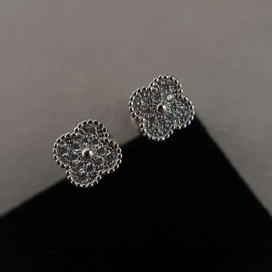[Glow Muse]CLOVER MINI DIAMOND STUD EARRINGS