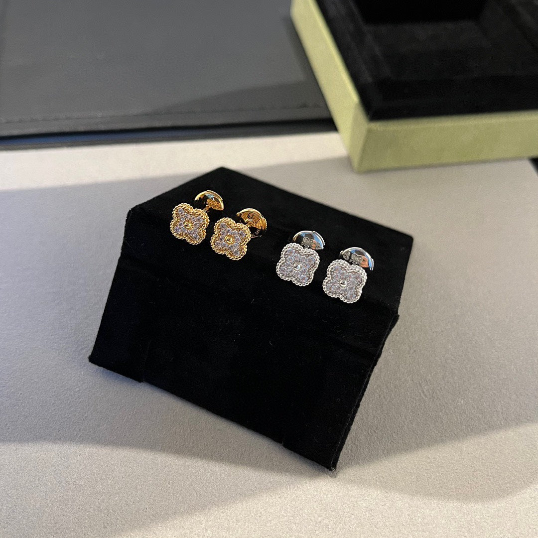 [Glow Muse]CLOVER MINI DIAMOND STUD EARRINGS