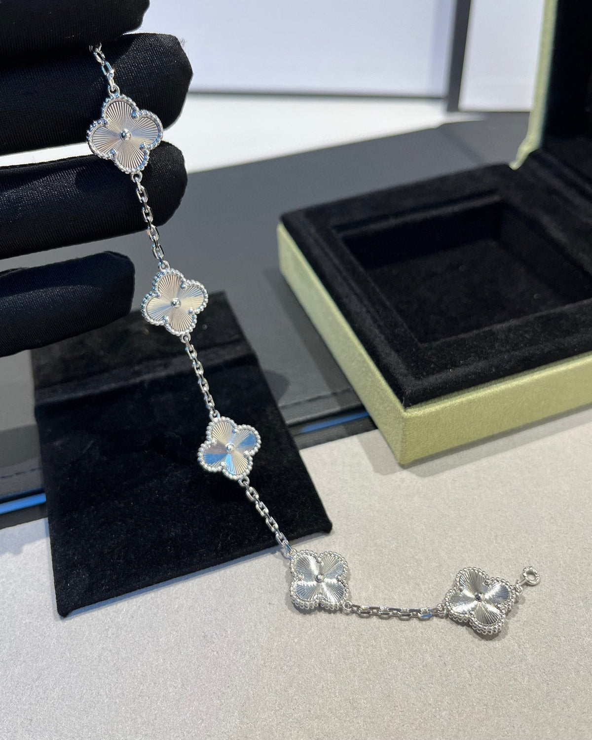 [Glow Muse] CLOVER 5 MOTIF LASER BRACELET COLLECTION