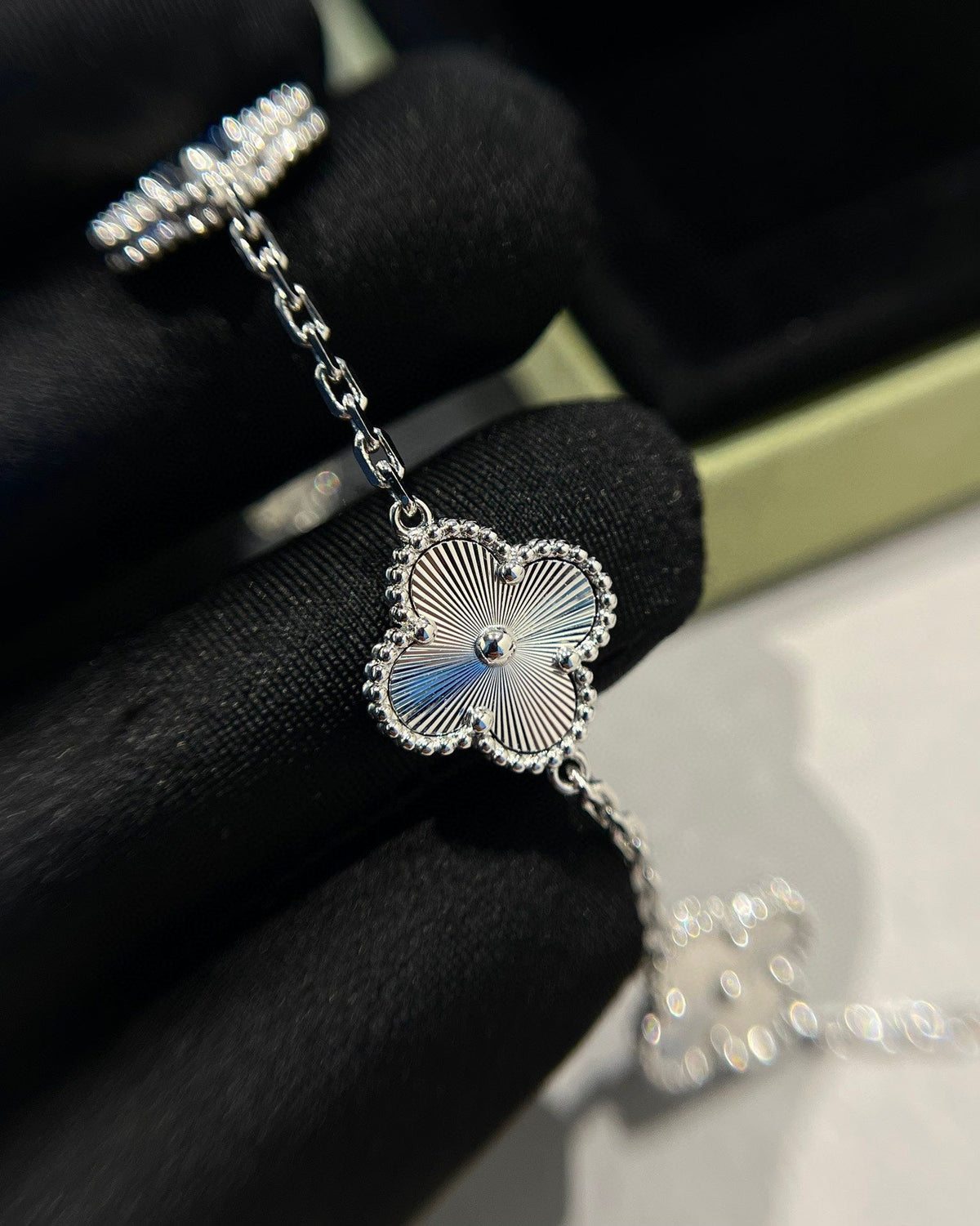 [Glow Muse] CLOVER 5 MOTIF LASER BRACELET COLLECTION