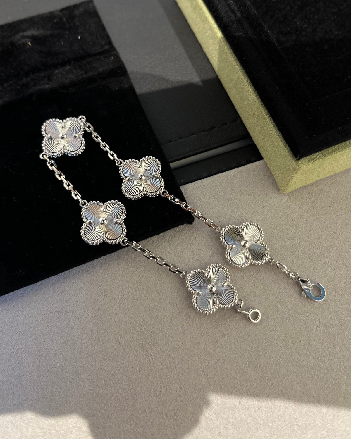 [Glow Muse] CLOVER 5 MOTIF LASER BRACELET COLLECTION
