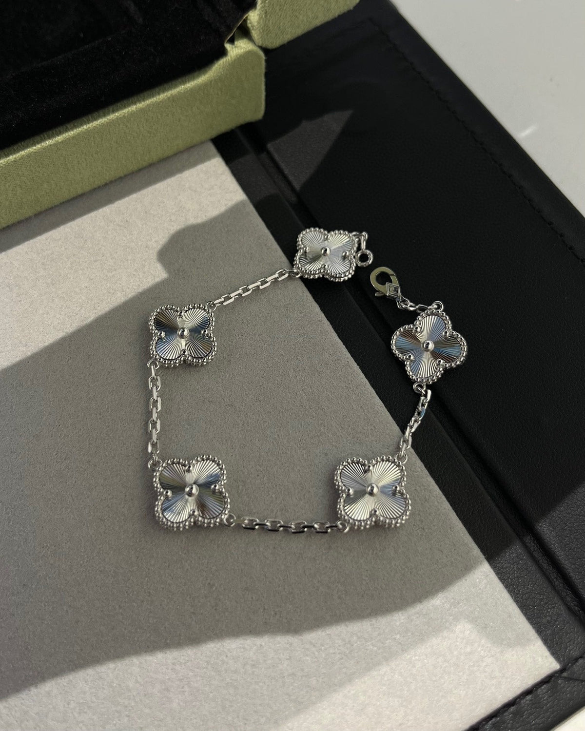 [Glow Muse] CLOVER 5 MOTIF LASER BRACELET COLLECTION