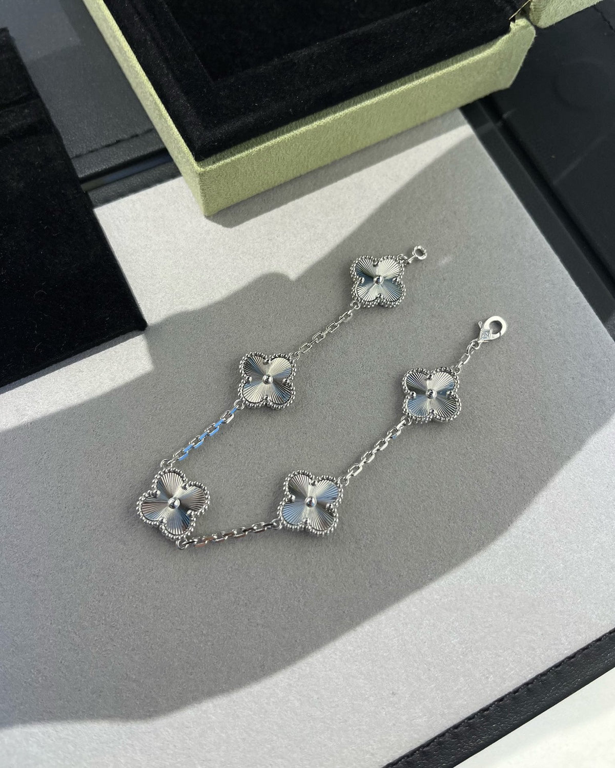 [⭐Glow Muse] CLOVER 5 MOTIF LASER BRACELET COLLECTION